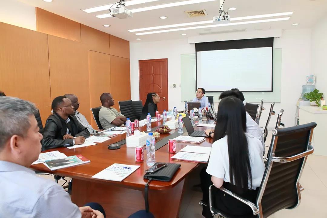 On September 20th, the Zambia aid project training group including the chief engineer of the Zambia Ministry of Health, a radiologist and other professionals arrived at the Heal Force production and research base in Shanghai for a week-long “Zambia Medical Aid Project Product Training”. 