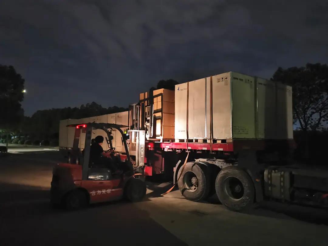 On the evening of August 7, in response to the call to assist the epidemic prevention and inspection work, Heal Force team urgently chartered a truck, and a batch of biological safety cabinets ran across thousands of miles to the front line of Urumqi, in Xinjiang overnight. 