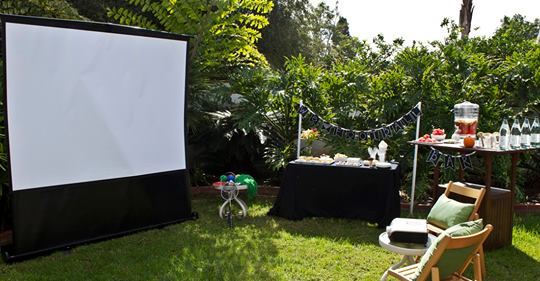 What to consider while purchasing an outdoor projector? Read here👇👇👇