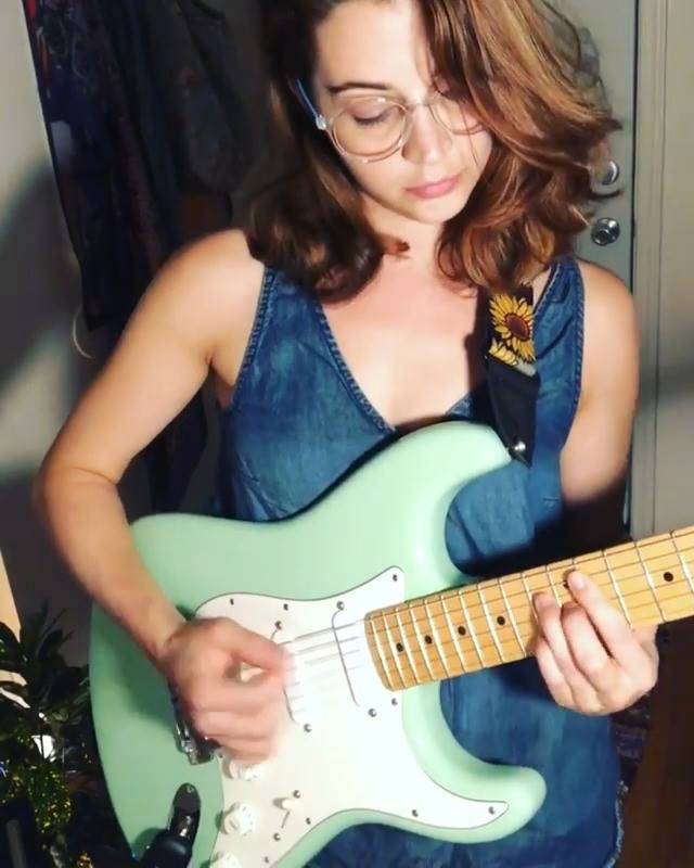 Tina Hughes trying out her new wireless system JW-02 on her cover of "beautifulescape", check out her instagram @misstinahughes if you enjoyed the video.