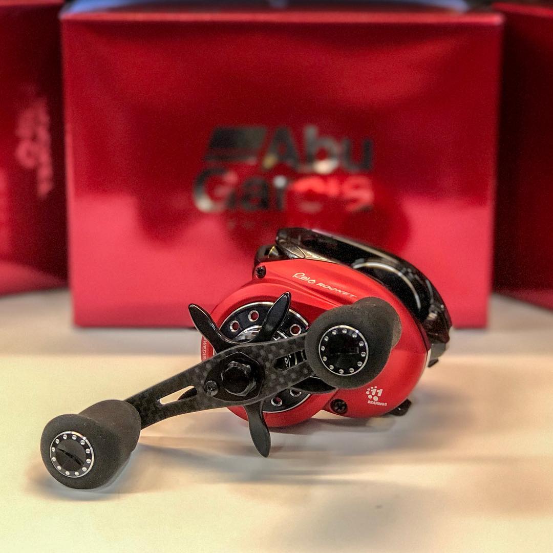 Why does FLW Pro Tom Redington use the Revo Rocket? "To minimize dead time pitching to sweet spots on laydowns, grass clumps, and docks." Watch our product video for more info: www.tomtop.com 