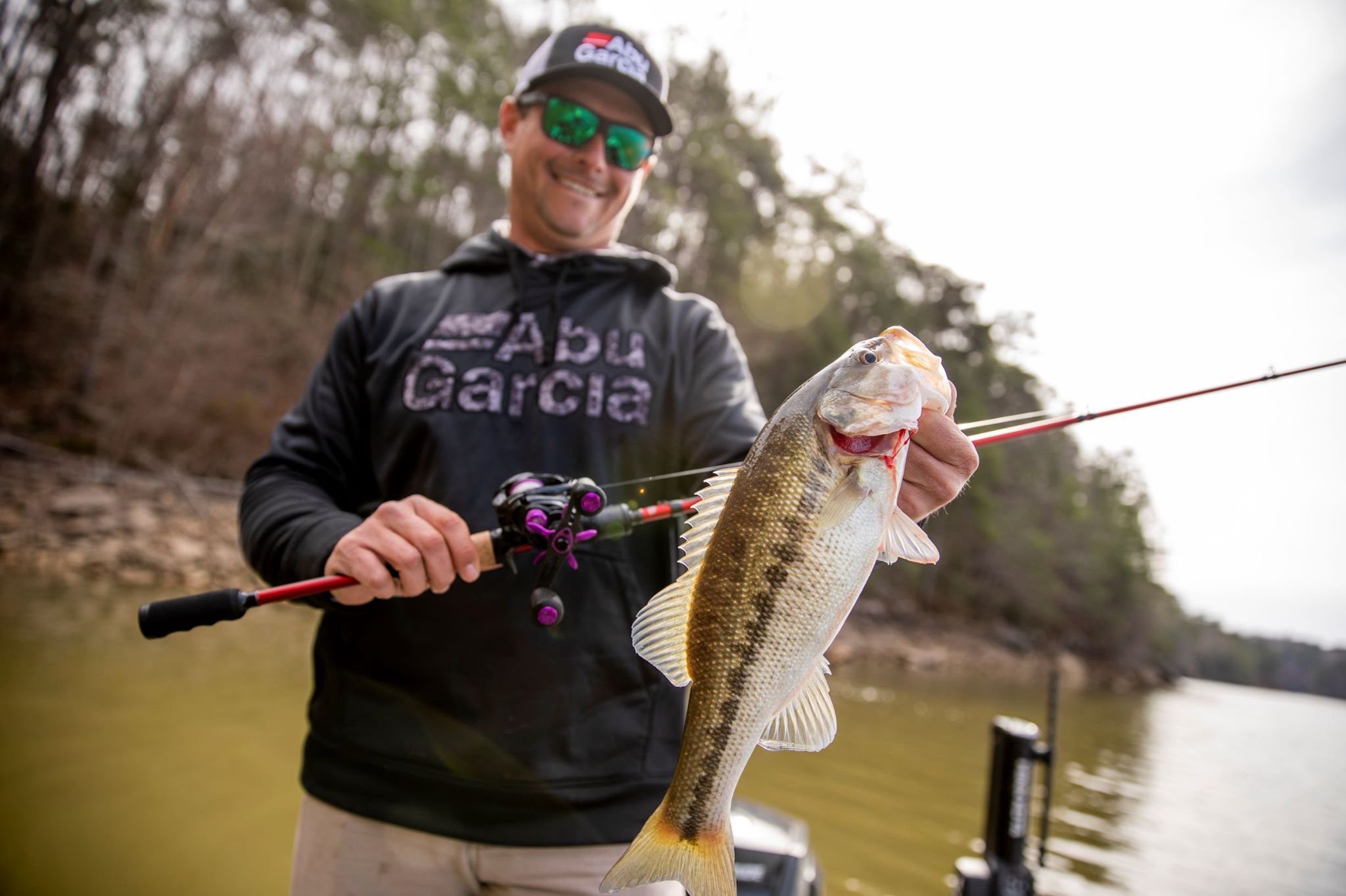 Struggling to catch winter bass? Professional angler Justin Atkins makes quick work of stubborn winter bass. Check out his top tips to help you put some in the boat!  1) Fish heat retaining structure like rock or dock floats. 