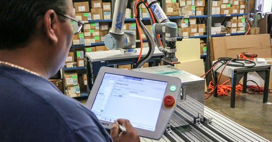 6 Ways Easy Programming and Maintenance Maximizes the Benefits of a Collaborative Robot