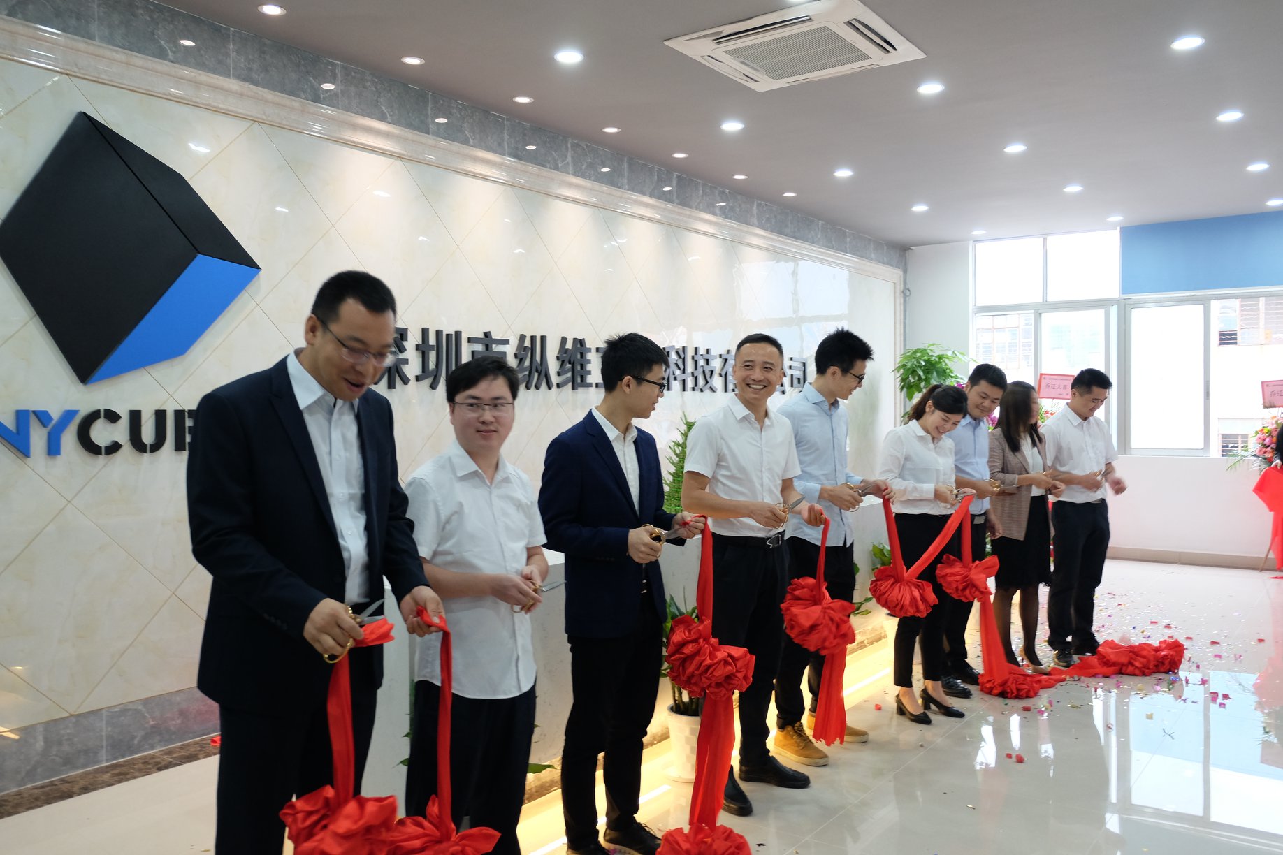 Anycubic had a relocation ceremony yesterday!!!!🥳 🎈🎉 We are happy to share with you these pictures of our new office!!! More space, more production lines, and more products to come!!! Yay!!!