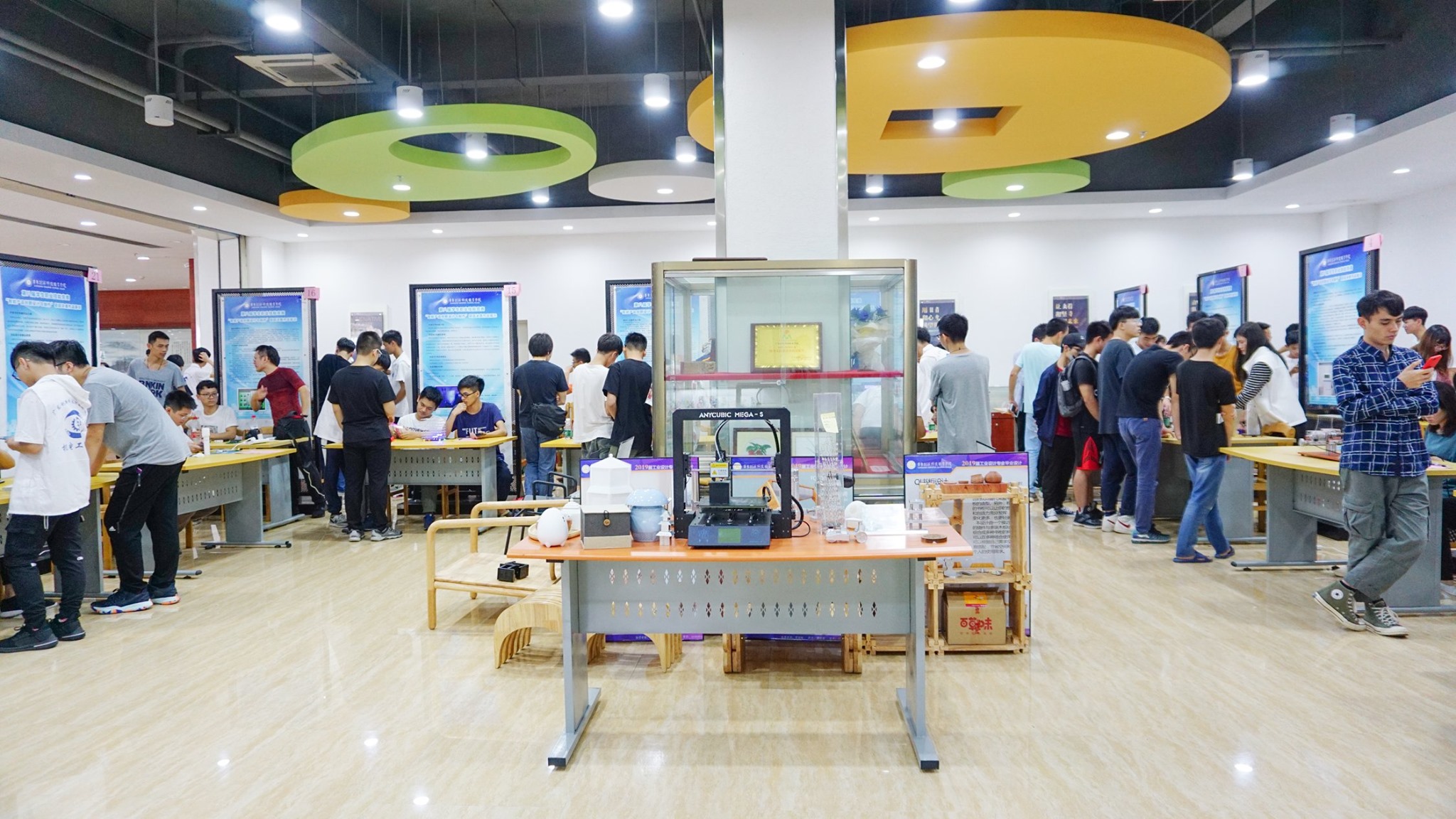 Be the pioneers of change!! 👊👊This time at Guandong Innovation and Technology College, everyone is encouraged to share their bold ideas.💯💯 See students’ work through 3D printing at the 8th Students’ Invitation and Skills Competition on May 10th. Anycubic’s vice president-James Ouyang was invited as a judge for the competition.