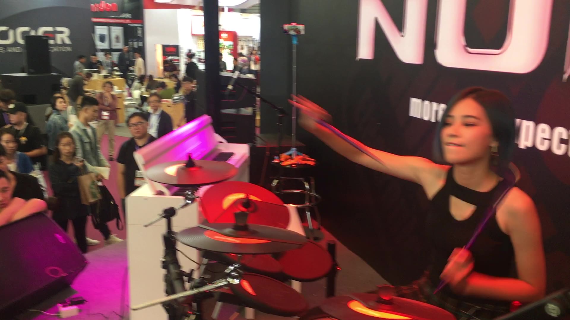 陳曼青VelaBlue performed at NUX booth W5D46 in Music China(Shanghai Show). 