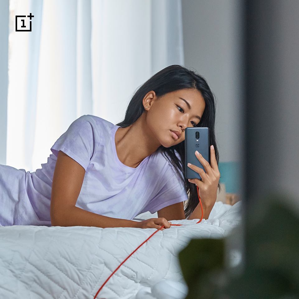 OnePlus Fast Charge doesn't slow your phone down and keeps it cool - even when making a "quick" video call to Mom. 😉 