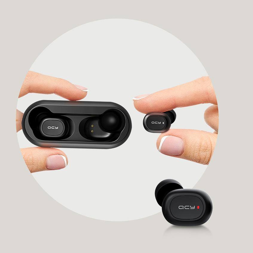 Deux Mini Oreillettes Bluetooth invisibles et discrètes QCY T1C. Elles possèdent une technologie de réduction de Bruit qui vous offre une qualité de son HD exceptionnelle.