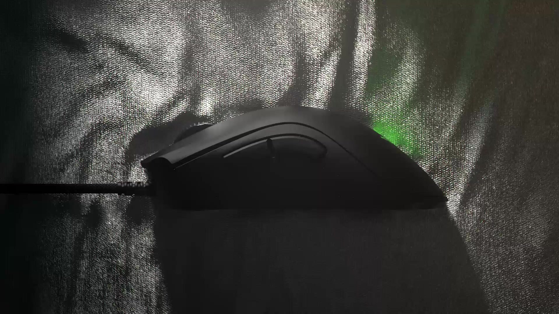 全新Razer DeathAdder V2 Mini 設計符合人體工學，尺寸外形專為手型較小至中等嘅玩家打造，非常適合抓握風格嘅玩家。  配上Razer光學按鍵軸同Razer Speedflex超柔線纜，令玩家擁有更高控制度。 了解更多: www.tomtop.com 顧客亦可親臨銅鑼灣RazerStore或致電與店員聯絡了解產品。