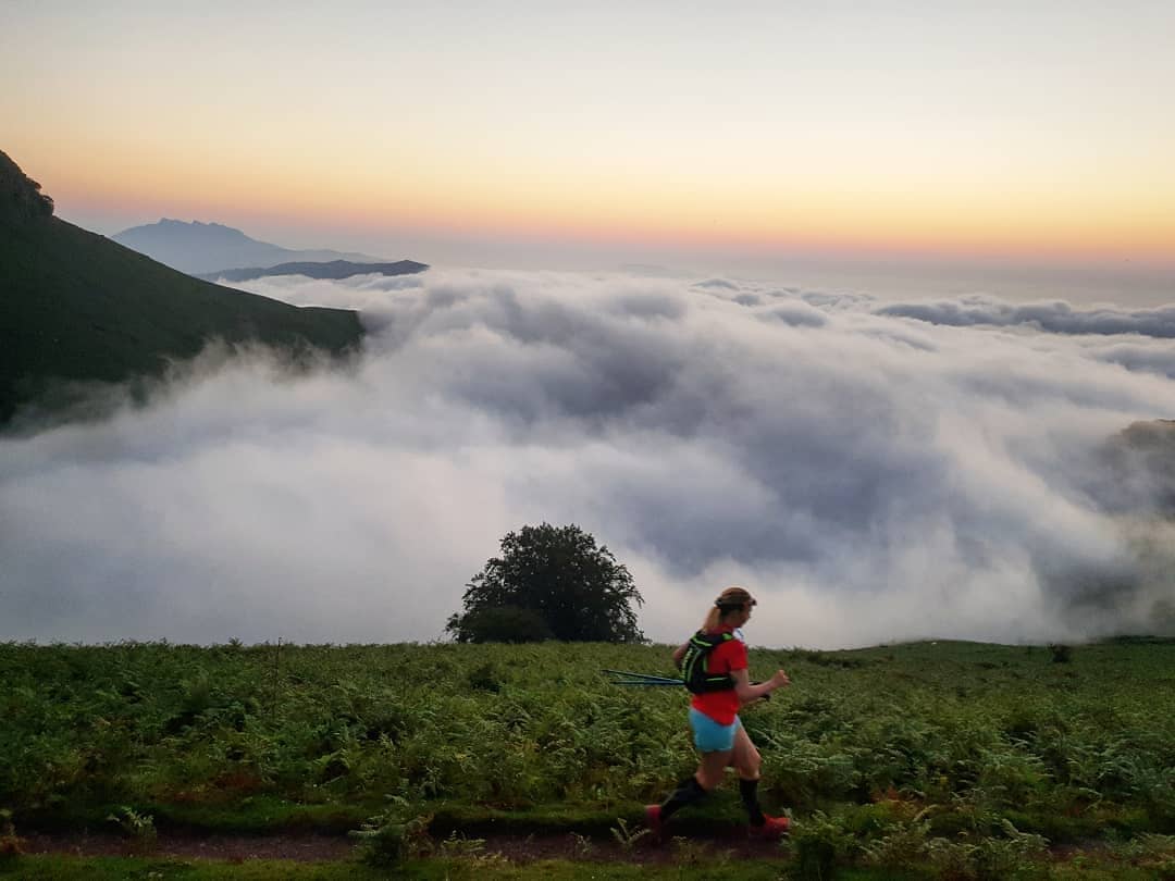 Las nubes se apoderan de la montaña | 📷 @sarahjones64