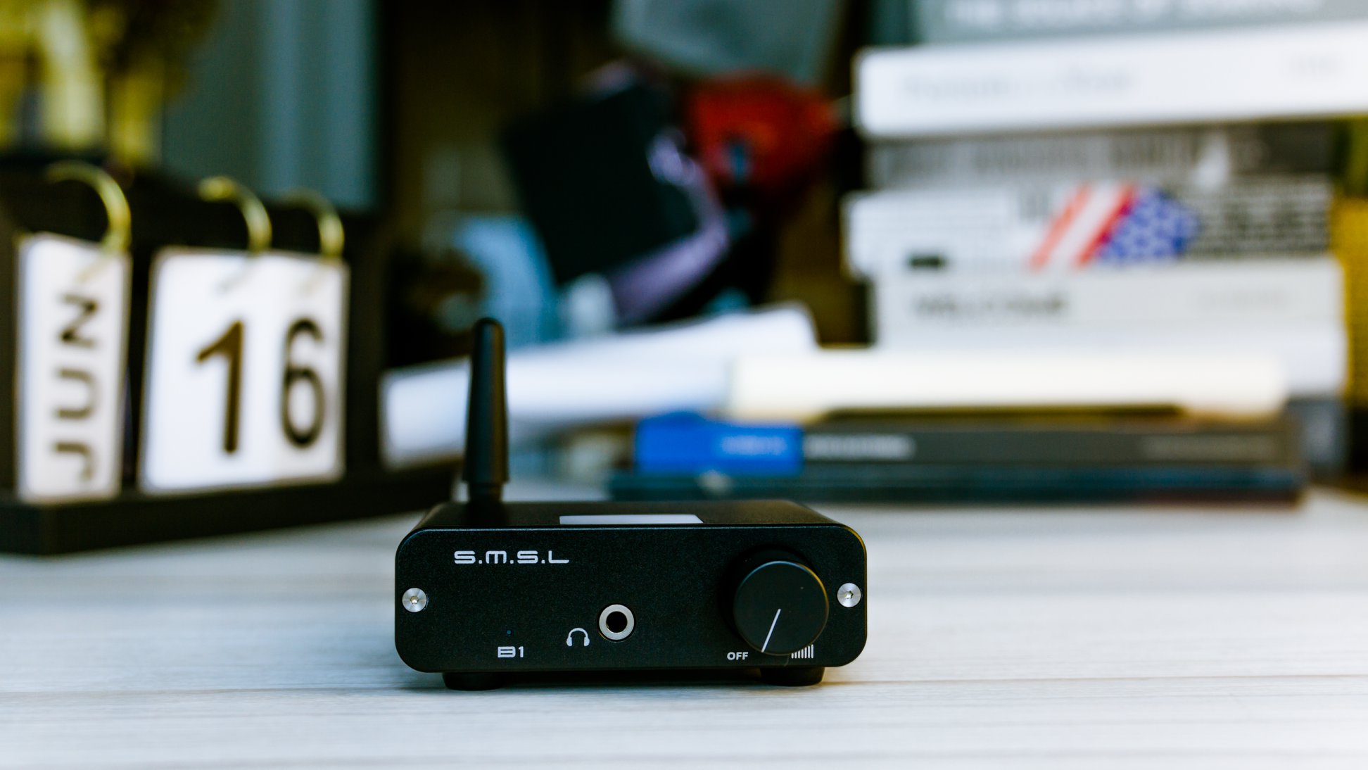 SMSL B1 is stereo bluetooth receiver DAC, using CSR bluetooth 4.2, supports APT - X transmission format and NFC