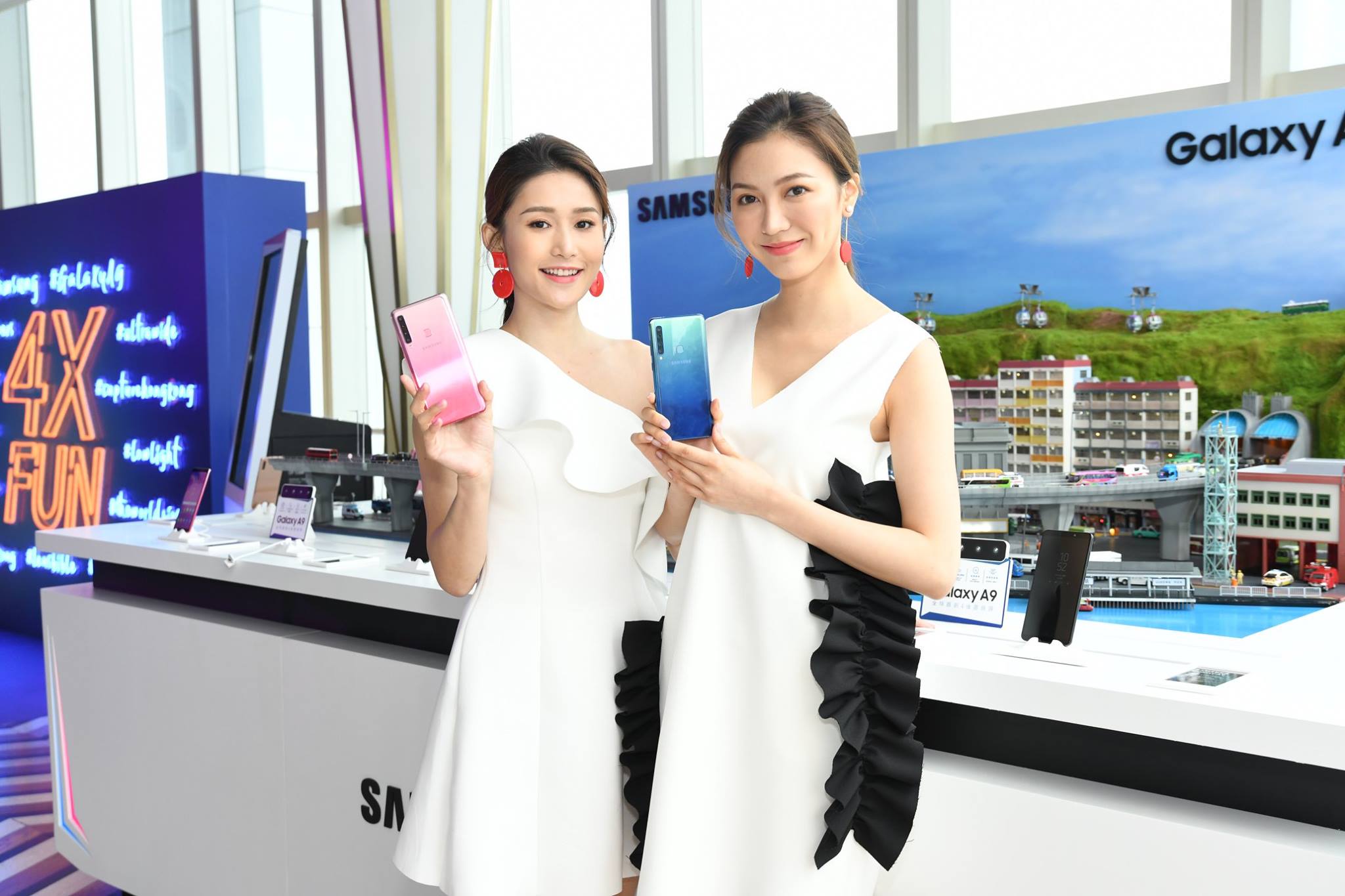 【Galaxy A9 | A7率先體驗】 全新Galaxy A9嘅全球首創4後置鏡頭，帶比你4 倍攝樂！兩位model已經率先試玩咗Galaxy A9 4大鏡頭，仲用景深鏡頭影咗唔少地道迷你模型！即刻睇下Galaxy A9 嘅攝影效果！同場仲有Galaxy A7登場同大家見面！ 建議零售價：...