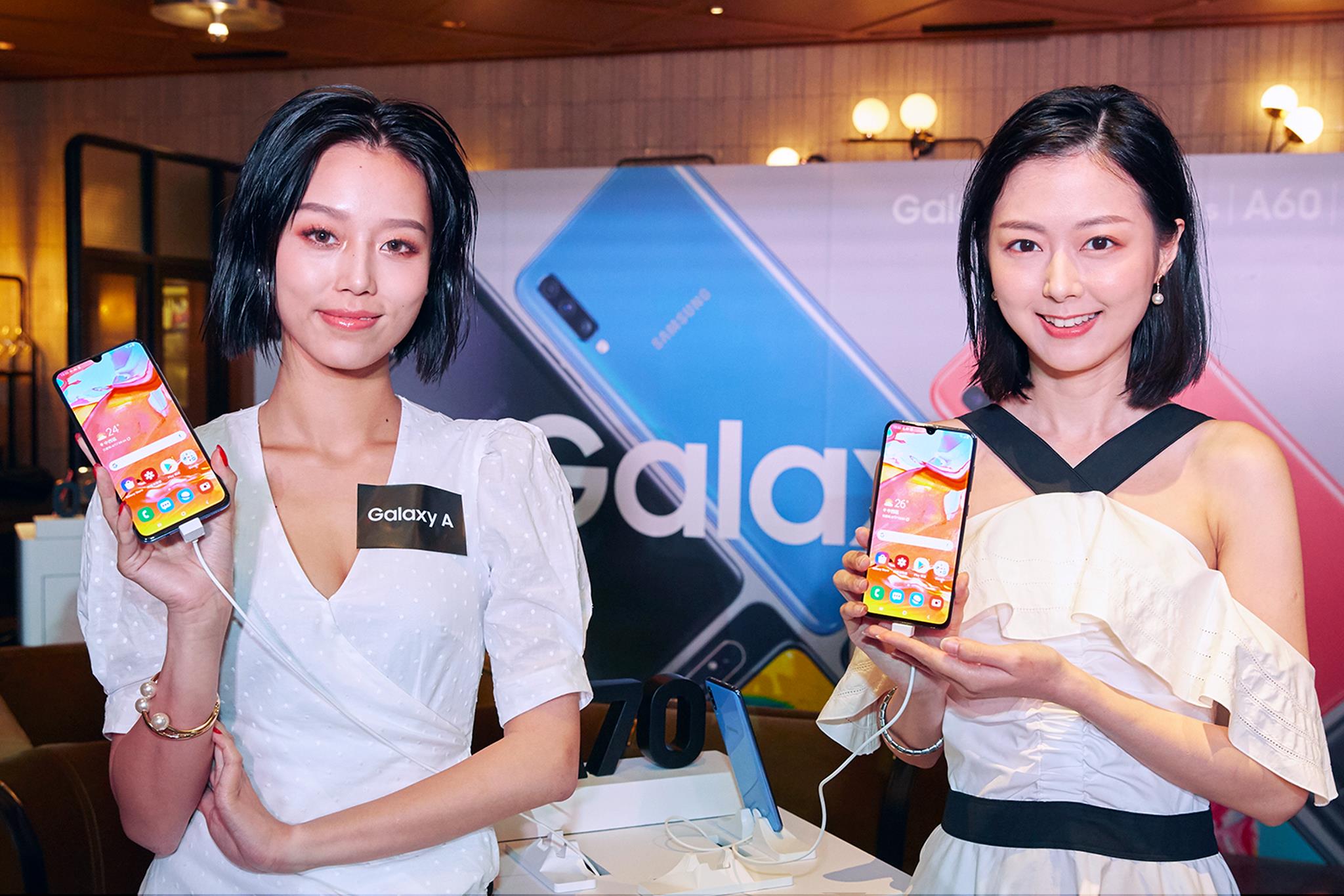 【全新 Galaxy A 系列登場啦！】#率先試玩 #GalaxyA70 同 #GalaxyA80 終於可以拎上手試玩啦！Galaxy A70 除咗係最新嘅 #InfinityU極限全屏幕 設計，仲用埋今年嘅 pantone色「#珊瑚橙」！真. 極限全屏嘅 Galaxy A80 玩得更盡，旋轉鏡頭代替咗實體鏡頭，屏幕真正無界限！即刻睇相感受吓全新 Galaxy A 系列嘅玩味同科技感啦！