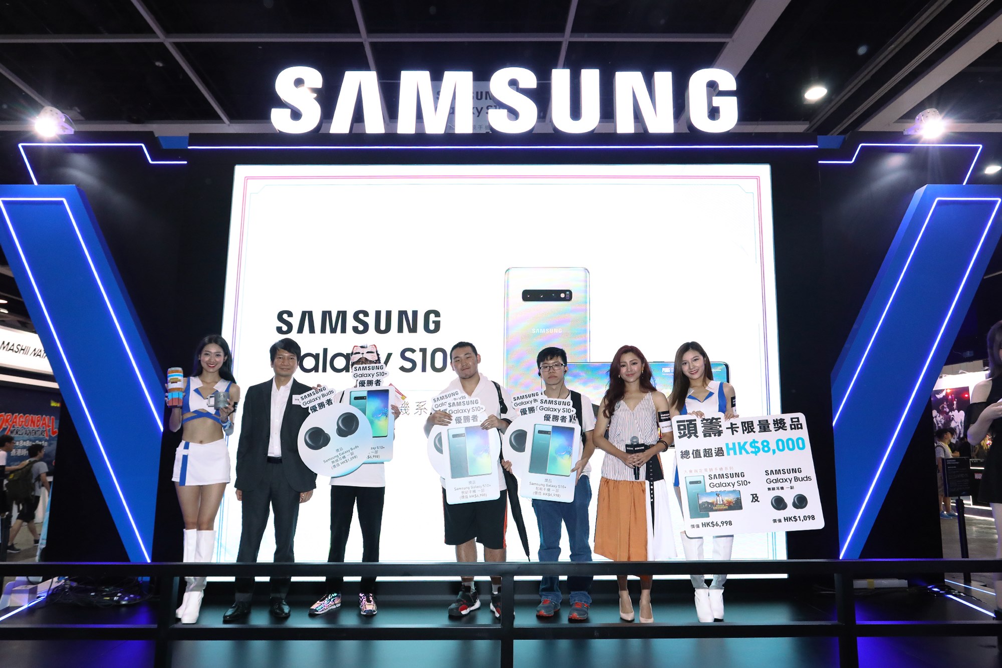 【GAME迷必入！挑戰Samsung動漫節展區】 動漫電玩節今日開鑼啦！恭喜三位頭籌幸運兒贏得Galaxy S10+幻鑽綠，Galaxy Buds無線耳機及《PUBG MOBILE》禮品！我地仲邀請到「食雞」高手衛詩雅做頒獎嘉賓，同三位頭籌幸運兒一齊打機，一齊殺敵！ 現場除咗有《PUBG MOBILE》，仲有《TSUM TSUM LAND 》、《極速領域》、《THE DIVISION 2》等遊戲，當然唔少得音樂VR Game《Beat Saber》啦！... 由即日起至7月30日，快啲嚟動漫節Samsung展區大展身手喇！