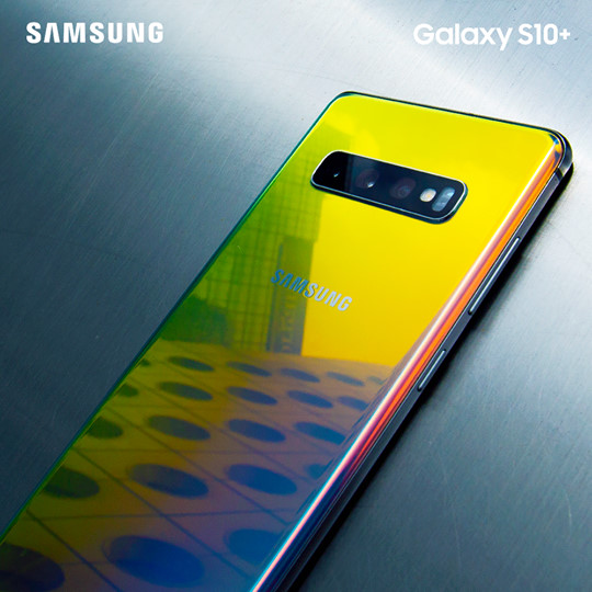 天空之鏡？其實呢個係Galaxy S10+限定嘅新色「幻鑽銀」嚟㗎！喺唔同光線同角度下，會反映唔同嘅顏色！你又會帶佢去邊影靚相呃like？ Galaxy S10 系列功能：