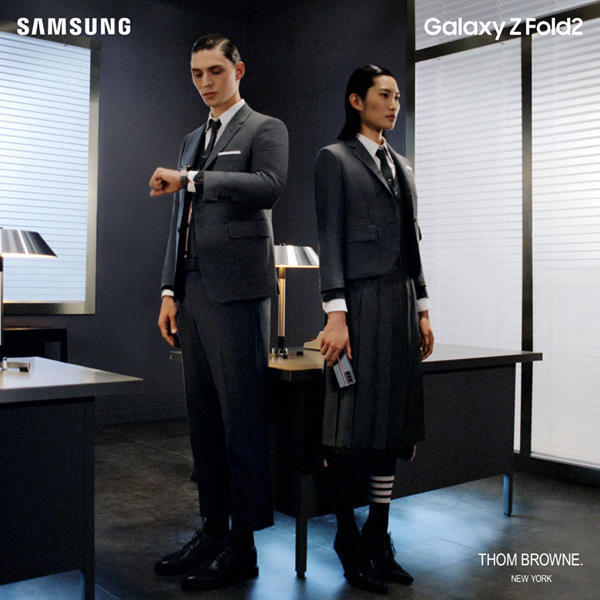 Galaxy Z Fold2 Thom Browne 特別版 由即日起，獨家於連卡佛全線專門店及網上商店限量預售。立即登記預訂。 #GalaxyZFold2ThomBrowneEdition...