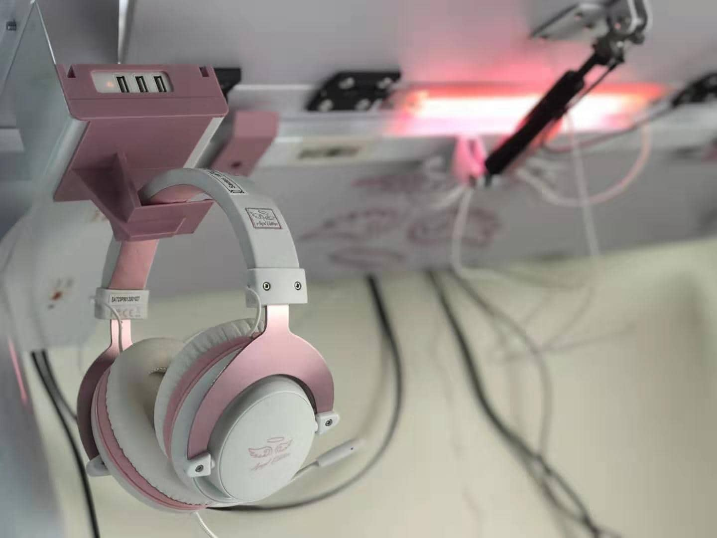 Sades Story 001: Best Boyfriend Ever Last Valentines 2019, my boyfriend thought it was sweet to give me a pink gaming headset. It was a Sades Mpower Angel Edition. It was so cute and I really loved it! I'm not a gamer though so he 'borrowed' it for a while. 