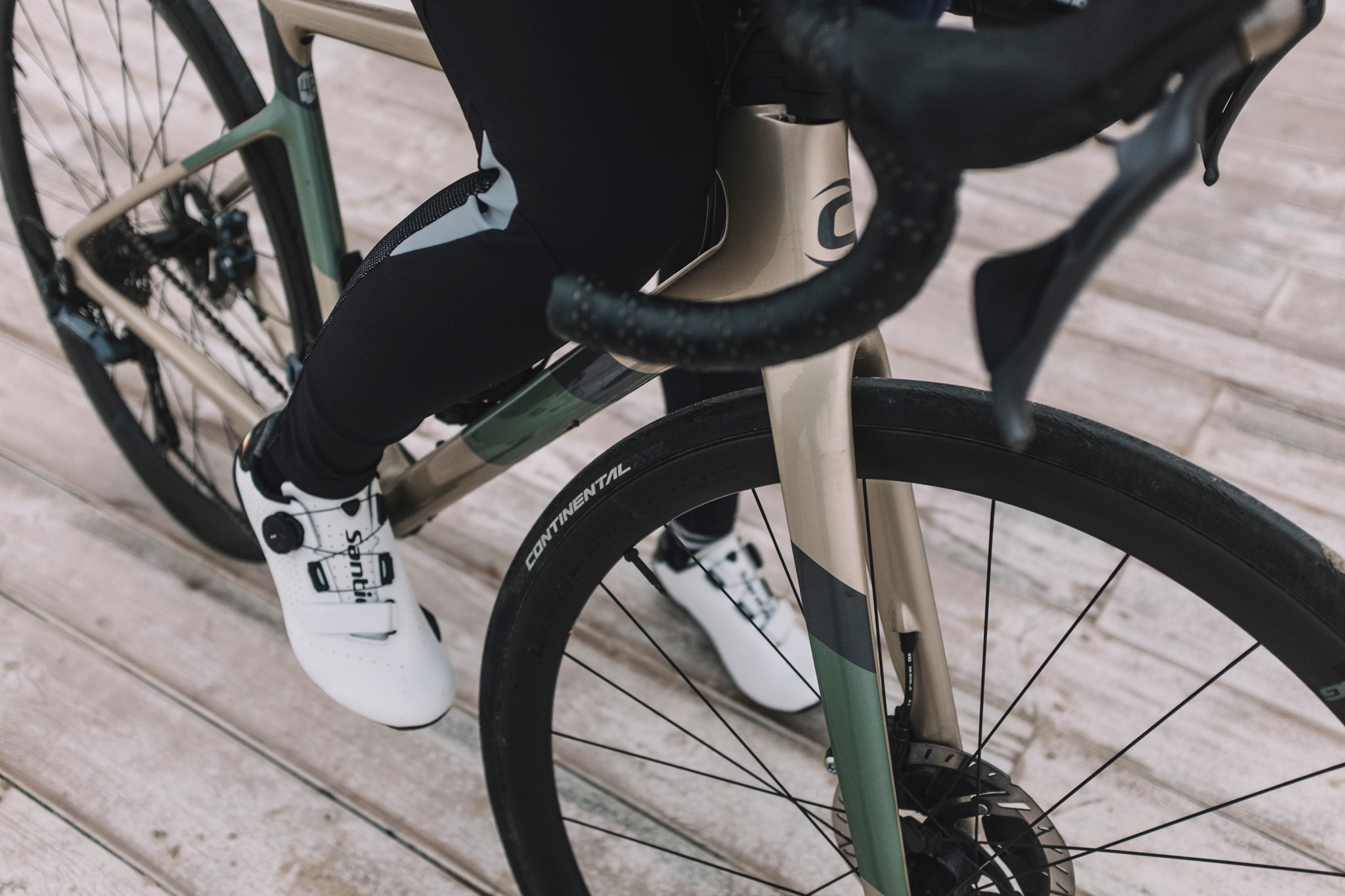 MS19006 Road Shoes with the 10th Grade Stiffness Compound Carbon Sole. In the ankle it is equipped with anti-slippery material to improve the pedal efficiency.