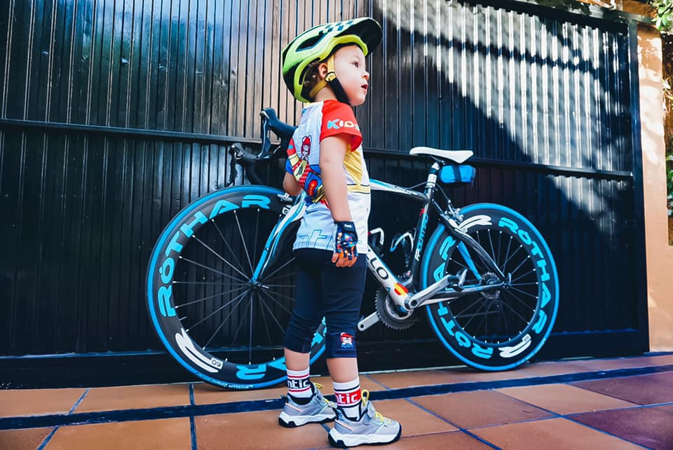 Not only adults wear cycling jersey, but the children. 