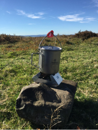 The lid has a triangular handle which can lay flat or stand up.  #TOMSHOO Ultralight 750ml Titanium Pot would be an excellent addition to a lightweight camping kit. 