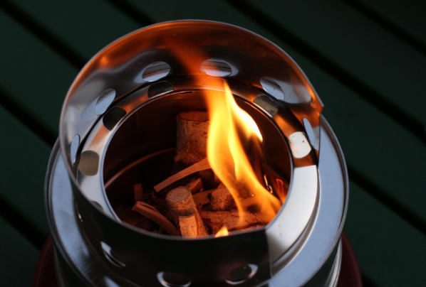 As soon as enough heat is available, the wood burns almost completely, by the combustion of the resulting gases, the second combustion takes place. 