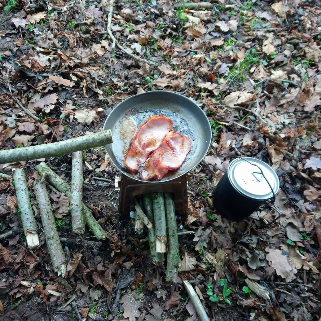 Make a meal for yourself by using Tomshoo Folding Camping Stove: www.tomtop.com 