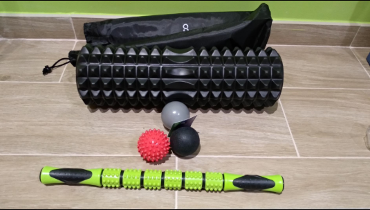 #TOMSHOO 6-in-1 Massage Roller Set: This kit includes 1 large foam roller, 1 muscle roller stick, 3 massage balls and 1 storage sack. It is convenient and portable, take it anywhere and relax yourself from head to toe! 