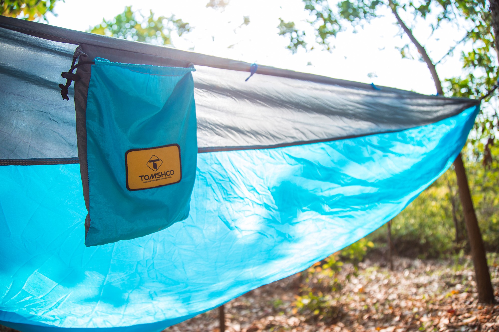 In the warm afternoon, a nap in the hammock in the garden is a good choice.