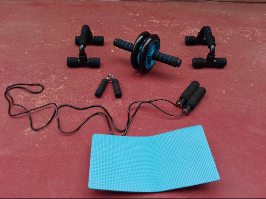 #TOMSHOO 5-In-1 Fitness Workout AB Wheel Roller Kit is a great kit for beginners who want to approach the gym. 