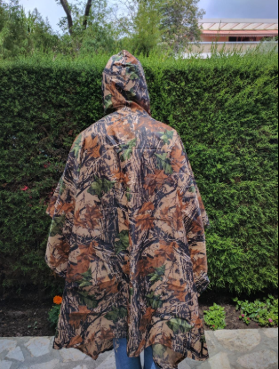 The color is "Camouflage", it allows you to approach animals in the forest, whether for taking photos or for hunting.