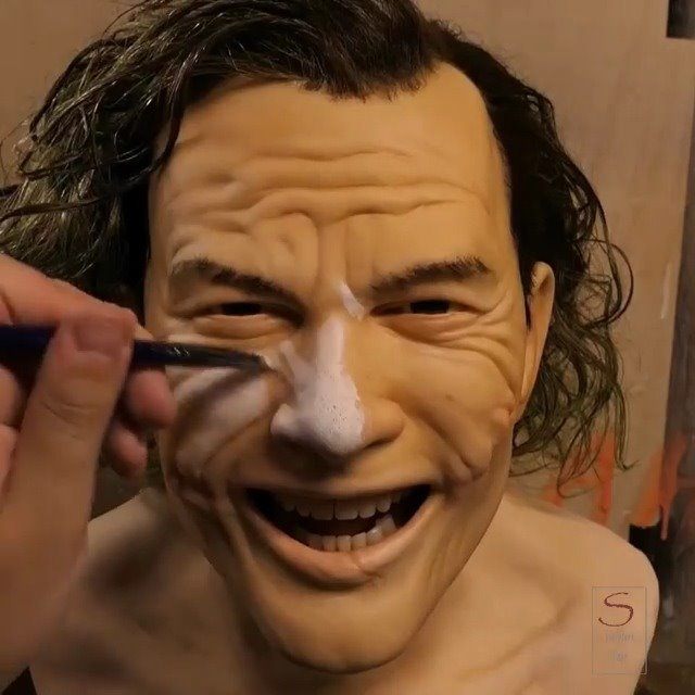 Realistic sculptures of figures look scary. 👀🎭