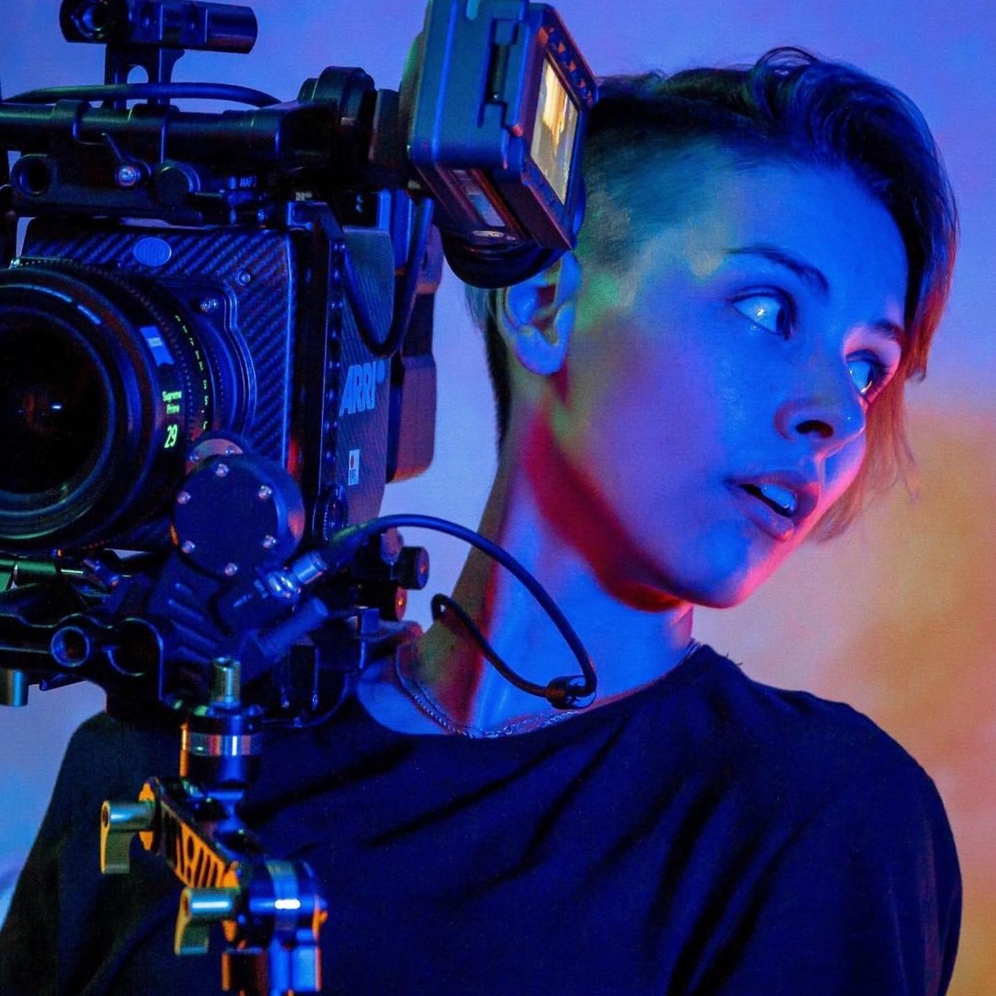 A look at this great behind-the-scenes shot might brighten your mood! Thanks to director @dalilu.blu for sending us this picture of her shooting a music video using an ARRI Alexa Mini with a ZEISS Supreme Prime 29 mm and Tilta Nucleus-M, supported by @transaudiovideo.