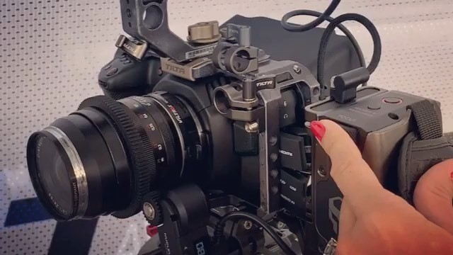 The new BMPCC4K focus handle for Nucleus-nano comes in various flavors. This one houses your T5 SSD drive, powers the camera via Sony batteries, and controls the Nano motor from the tip of your finger!!🎬