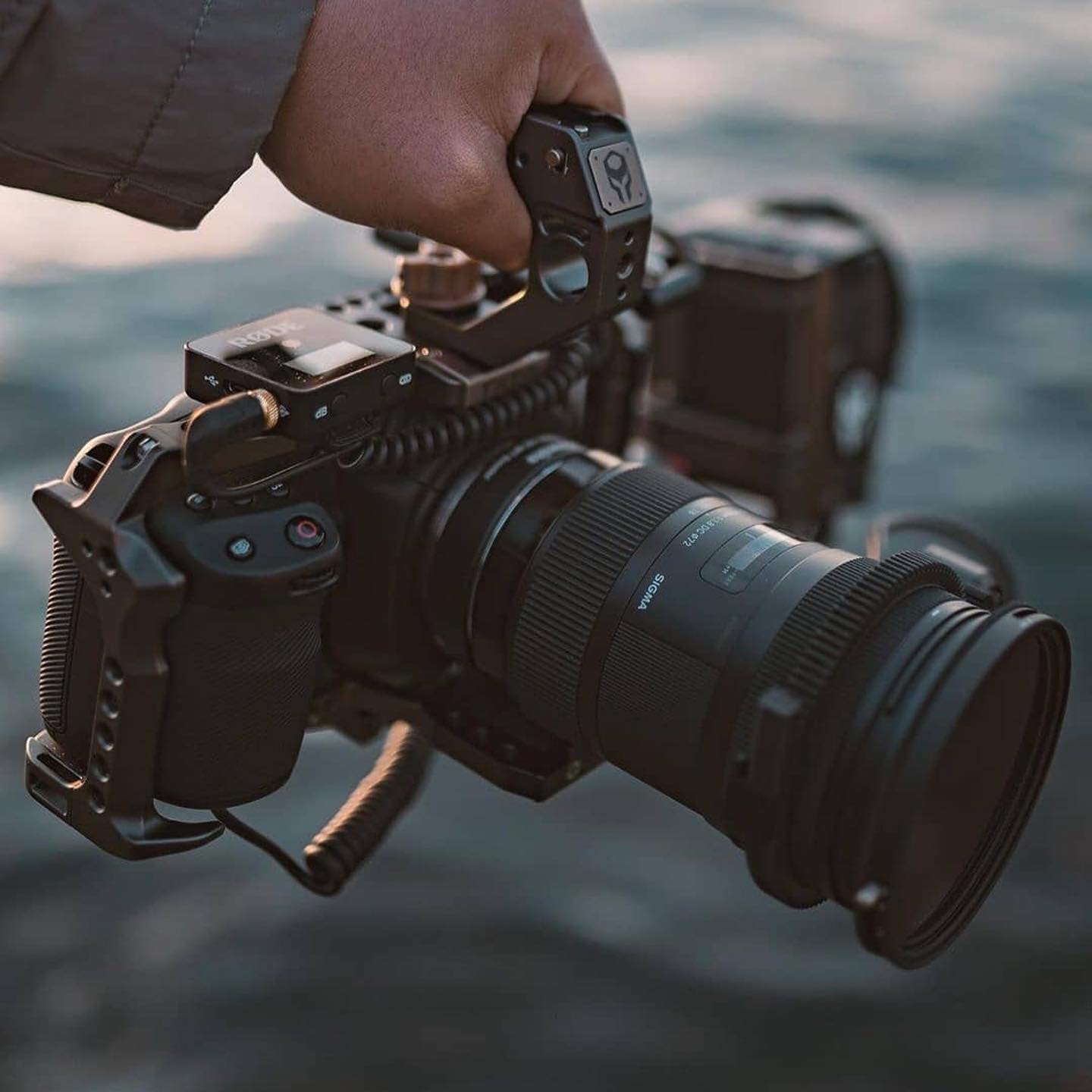 Who uses the #bmpcc4k? And the Tilta Cage? Mirrorless Geeker @jonathanjacobs_