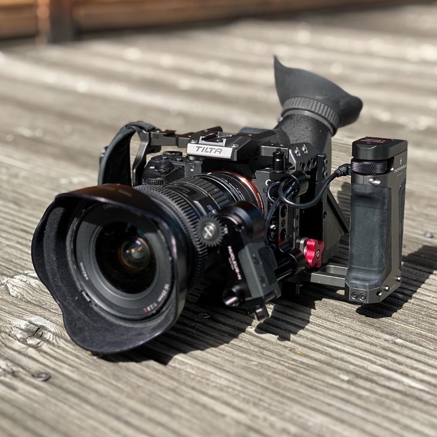 Used the lockdown times to build up a new whip setup! full filming rig for my A7IIIr with follow-focus and viewfinder... head over to @fischitools for infos about my #followfocus gear rings & custom viewfinder setup!