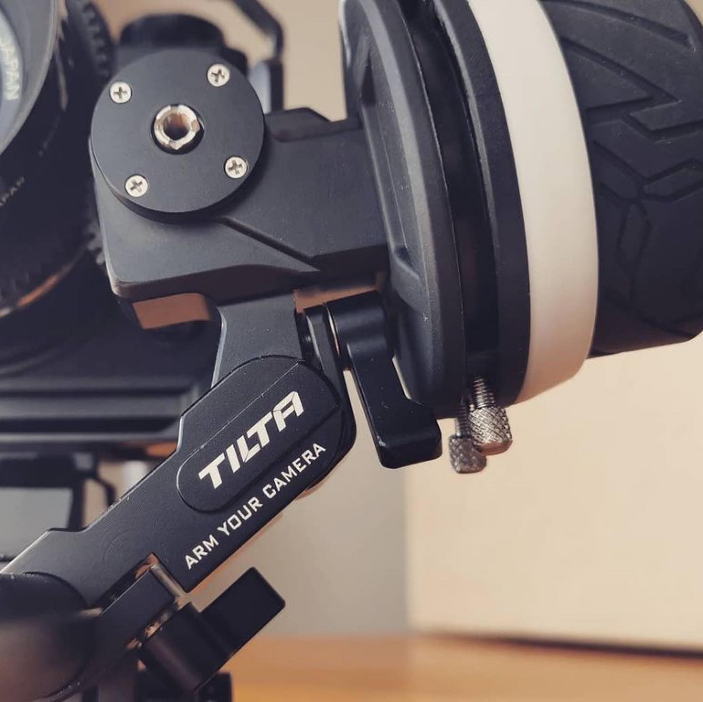 I decided on the Tilta Tiltaing mini follow focus, a better way to pull focus. 👌