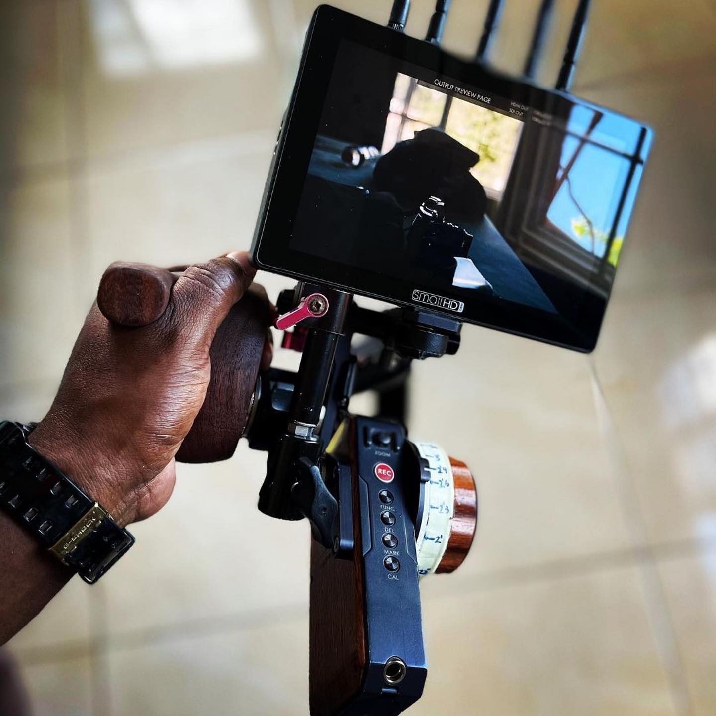 New focus rig for my cam assistants. Utilising the @Teradek  Bolt 4k LT monitor module for @smallhd 702 touch, @peakdesign slide strap (holds up to 200lbs), and @kinogrip wooden handle, fxlion nano one V mount (has to be the worlds tiniest  vmount battery)and of course the @tiltamax Nucleus M. Also had some @smallrig.global parts laying around to make a C stand adapter. 