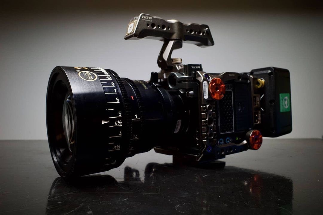 The newest entry into the @reddigitalcinema lineup is a compact and highly powerful cinema camera. The 6K S35 RED Komodo brings the company's image quality, colour science, and global shutter sensor technology together in a shockingly small and versatile form factor. Pictured here with a Vantage One T1 lens. 🎥 Photo by @ethanmcaleese