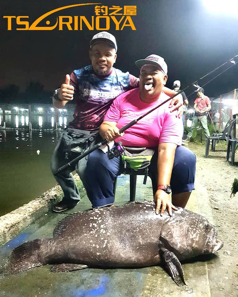 Perghhh! Sampai kejang simpul biawak aaarr kaki naikan Kerapu Tun Gangster antara yg paling besar kat kolam bersize 45kg(Pengesahan dr Guide Kolam), melayan si Pak Wang Amer Strawsedot malam semalam. Video penuh bleh lawat Channel kita kat You Tube, Type aje Komander Lemon Tea. Jgn lupa subscribe tau. Kebetulan Along Hulk Shah Din Rm bako2 plak ...