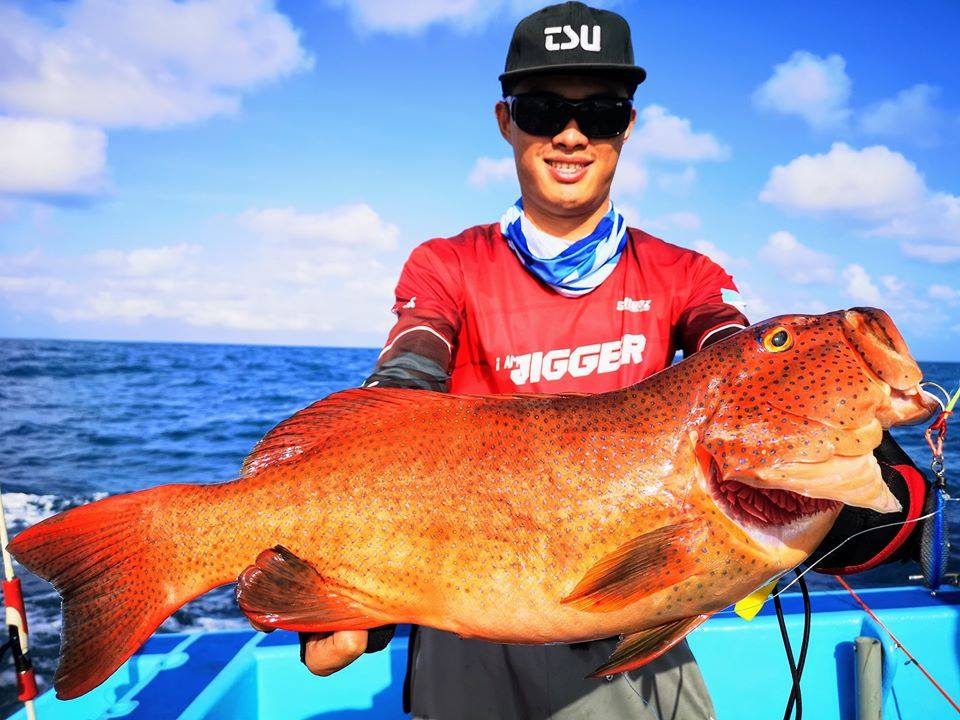 Tekong Cakap Ikan duduk atas batu tunggu Jig jatuh dari langit ... Lesen Kerapu Merah kedalaman air 20M, padu dia punye fighting dgn kejayaan landed by katana 10lb! BUNTAT jig tetap killer!! Rod: Tsurinoya Phantom Jigging Rod PE1.5