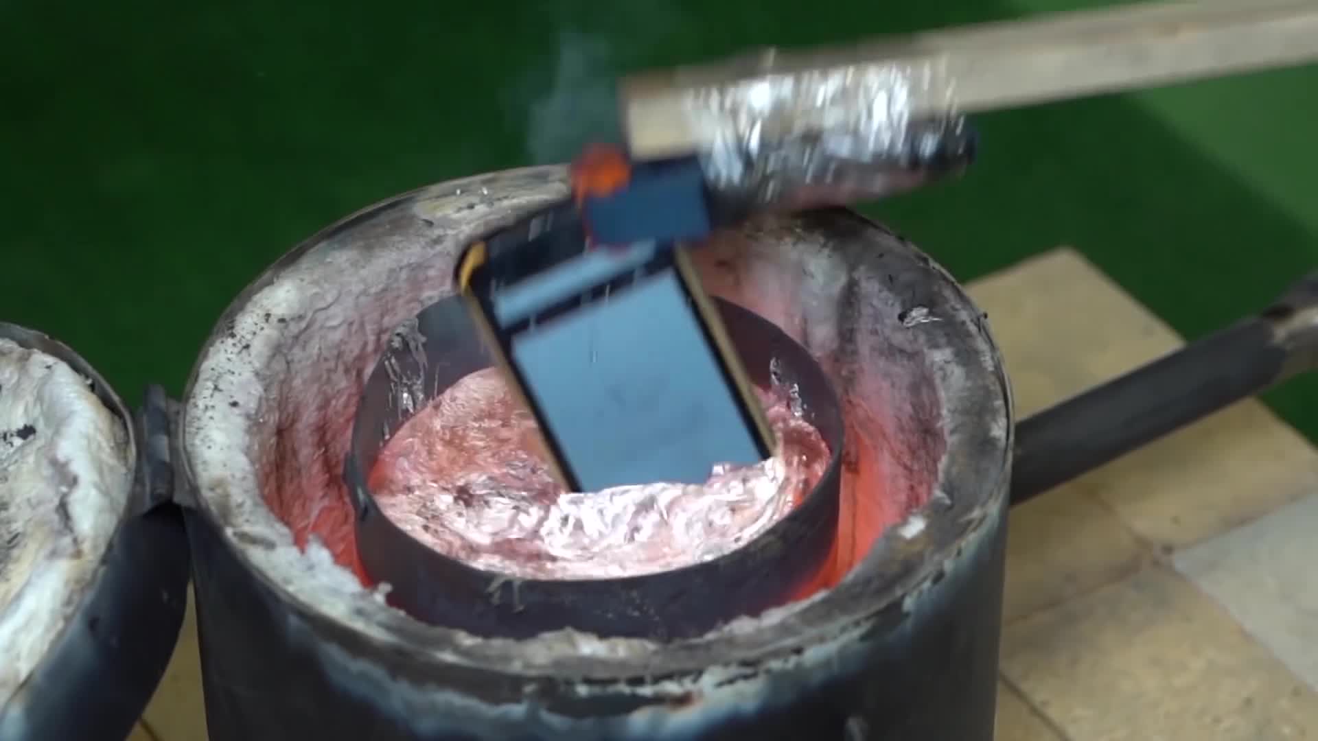 You won't believe what your eyes are witnessing: put the phone in the smelting furnace.😱😱 Check the insane durability test for #Blackview rugged phone by Timon se ha Vuelto Loco👉 www.tomtop.com 