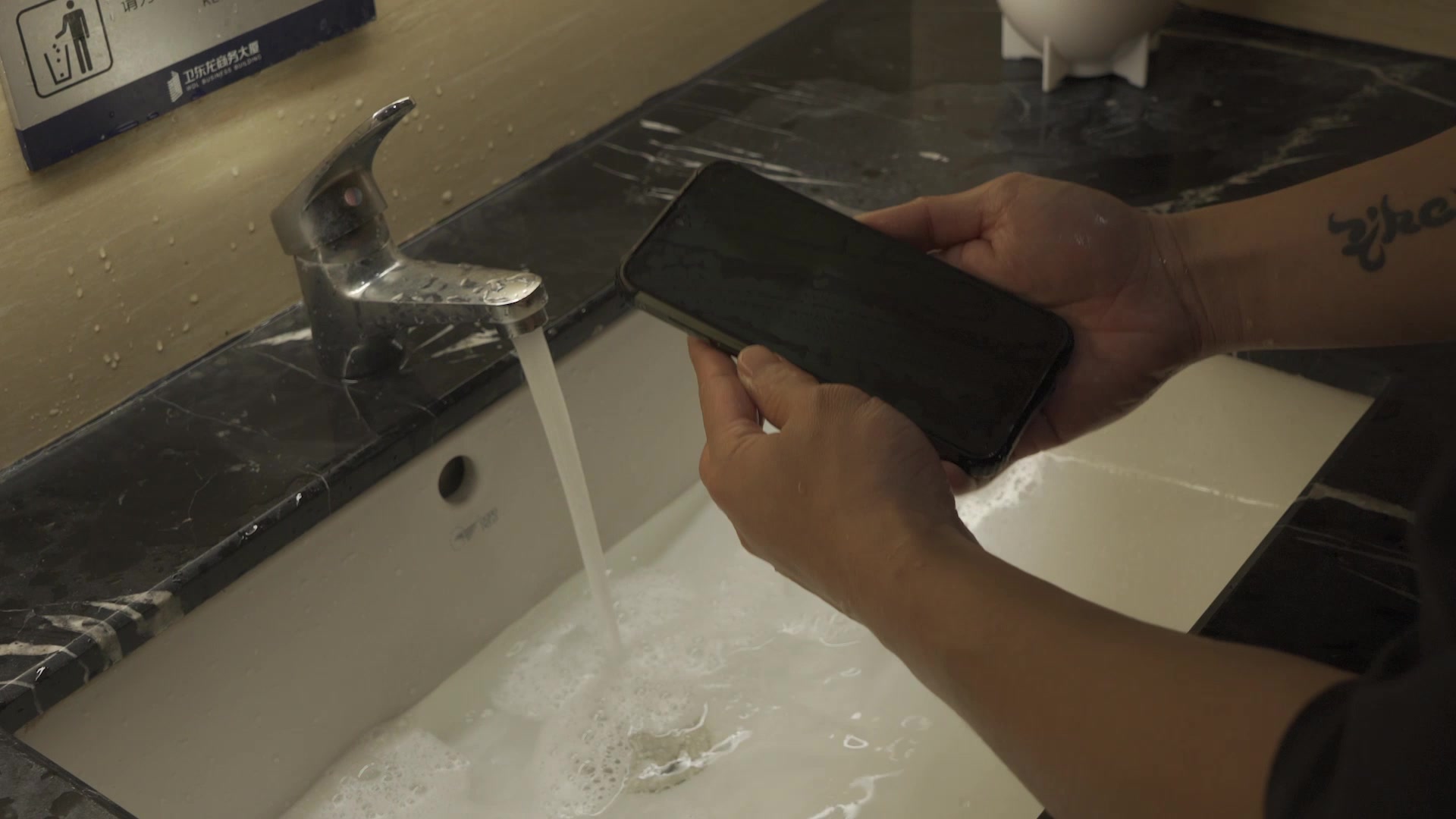 How to effectively clean and disinfect your phone during the #coronavirus outbreak? Let #Blackview waterproof rugged phones give you the answer.