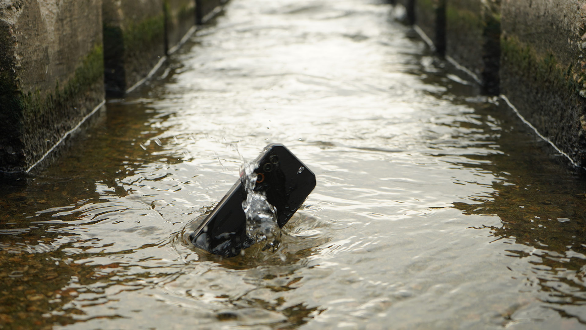 We’ve always known that water💦 can spoil an average phone. But what if your phone is a waterproof one? Think about it.🤔🤔