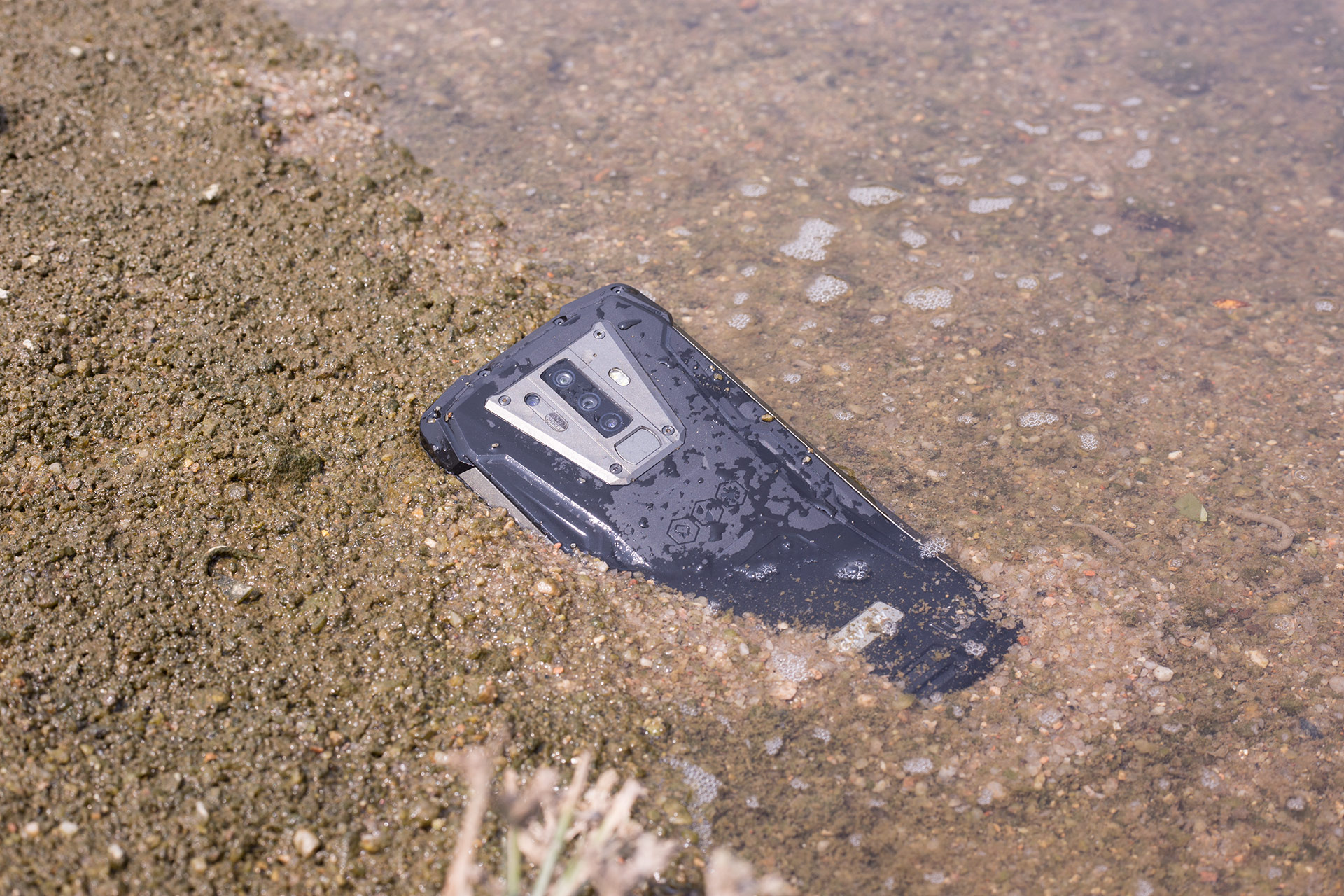 If you left your phone by the beach🌊 for a day like the one in the picture👇, is there a slim possibility it survives tomorrow morning when you come back to pick it up? 🤣🤣