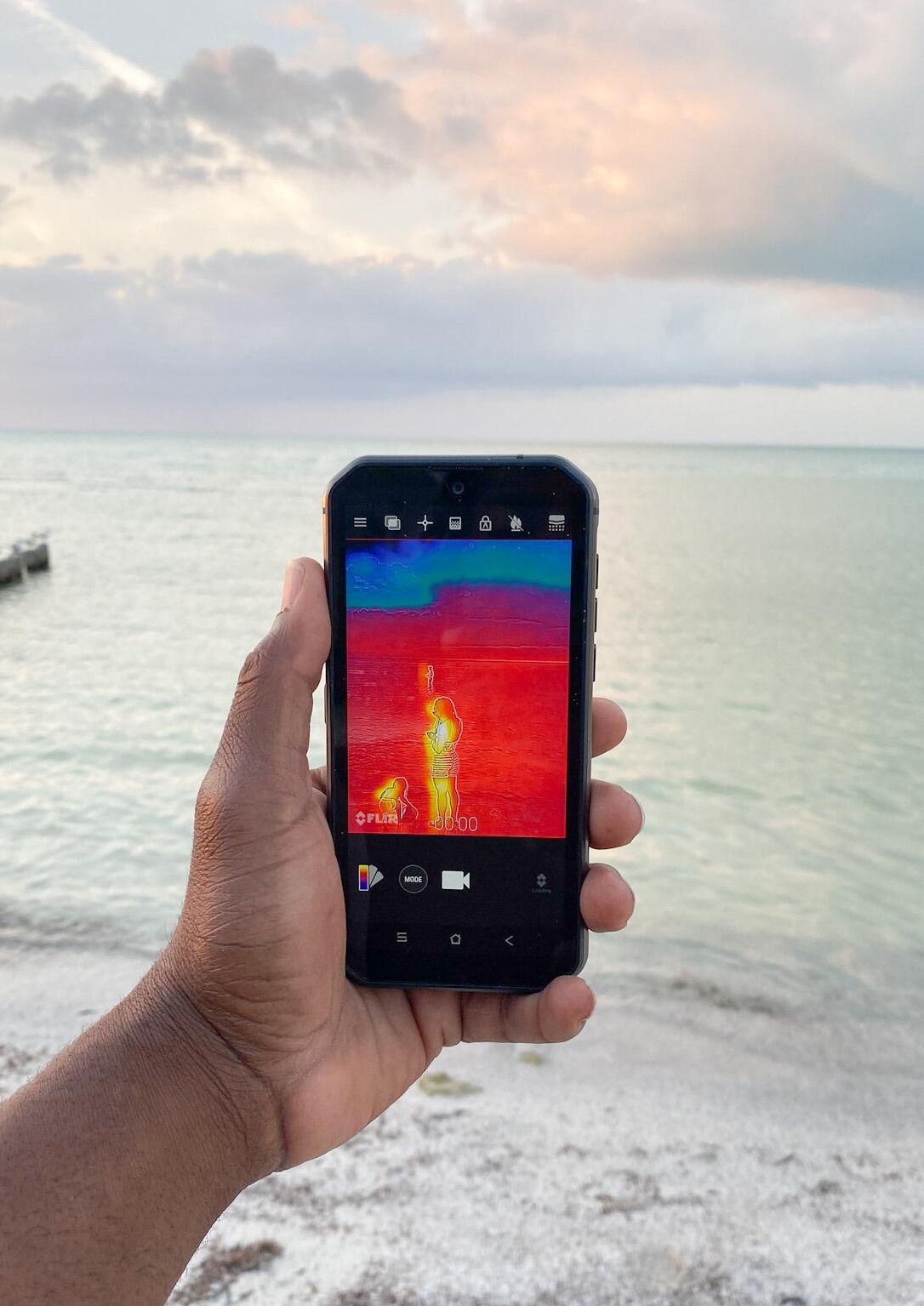 While you see the water and sky merge in one color, it’s totally different in the thermal camera.🤩 Discover a brand-new world with thermal rugged phone #Blackview 