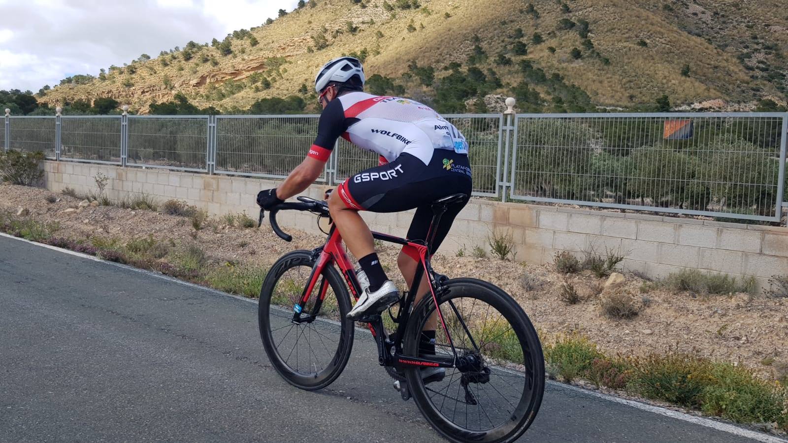 Eloy Teruel del Gsport Team vence en solitario el GP Poncemur a lomos de su Wolfbike Dark. El murciano se marchó en solitario y ya no pudo ser atrapado por el grupo perseguidor.  Se proclamó campeón autonómico en Murcia en categoría de Elite. Enhorabuena... #wolfbike #road #dark #ciclismo #carretera #ganador