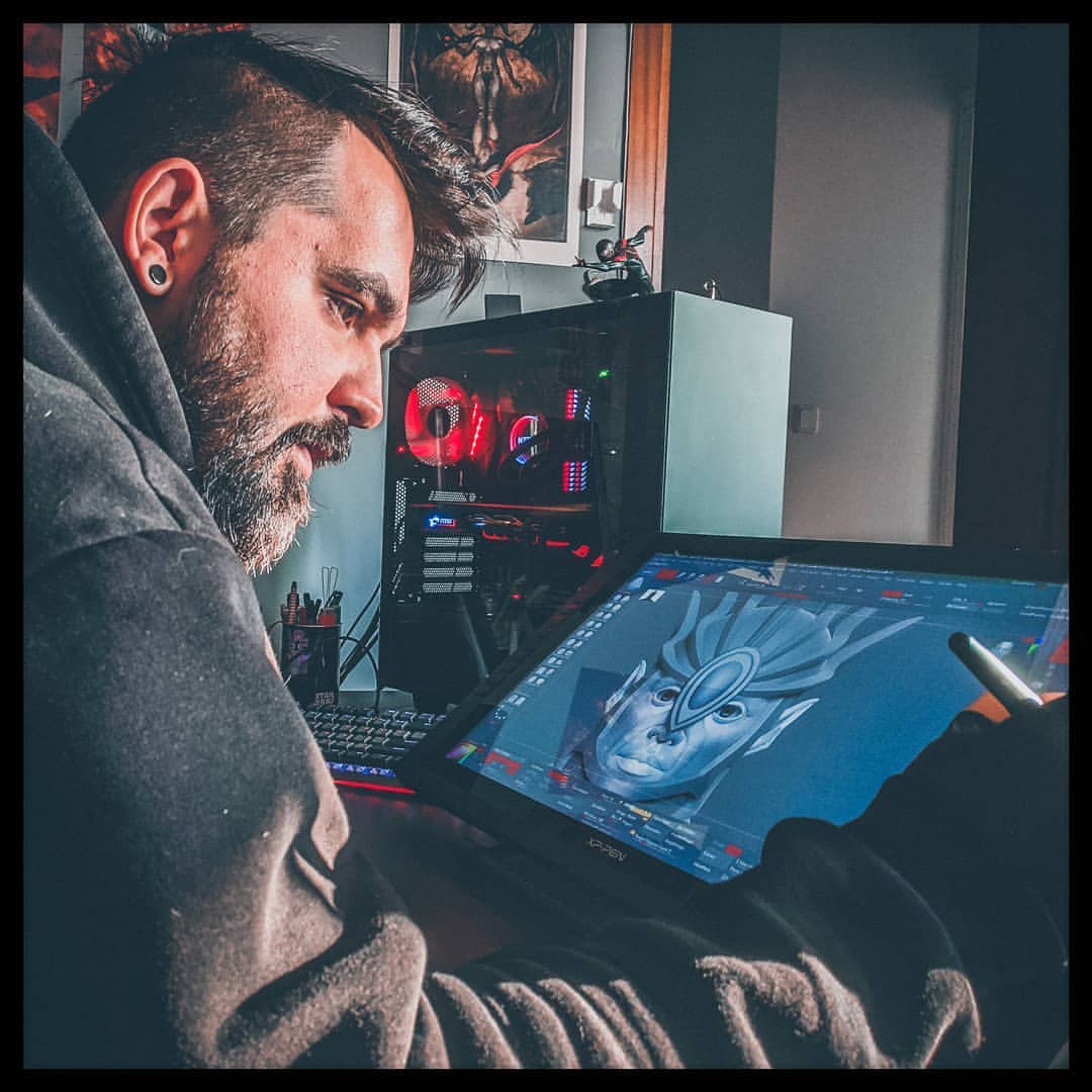 @mikeavramis is impressed by the #Artist22Pro after convinced his fellow to let him try this device for a while.😍