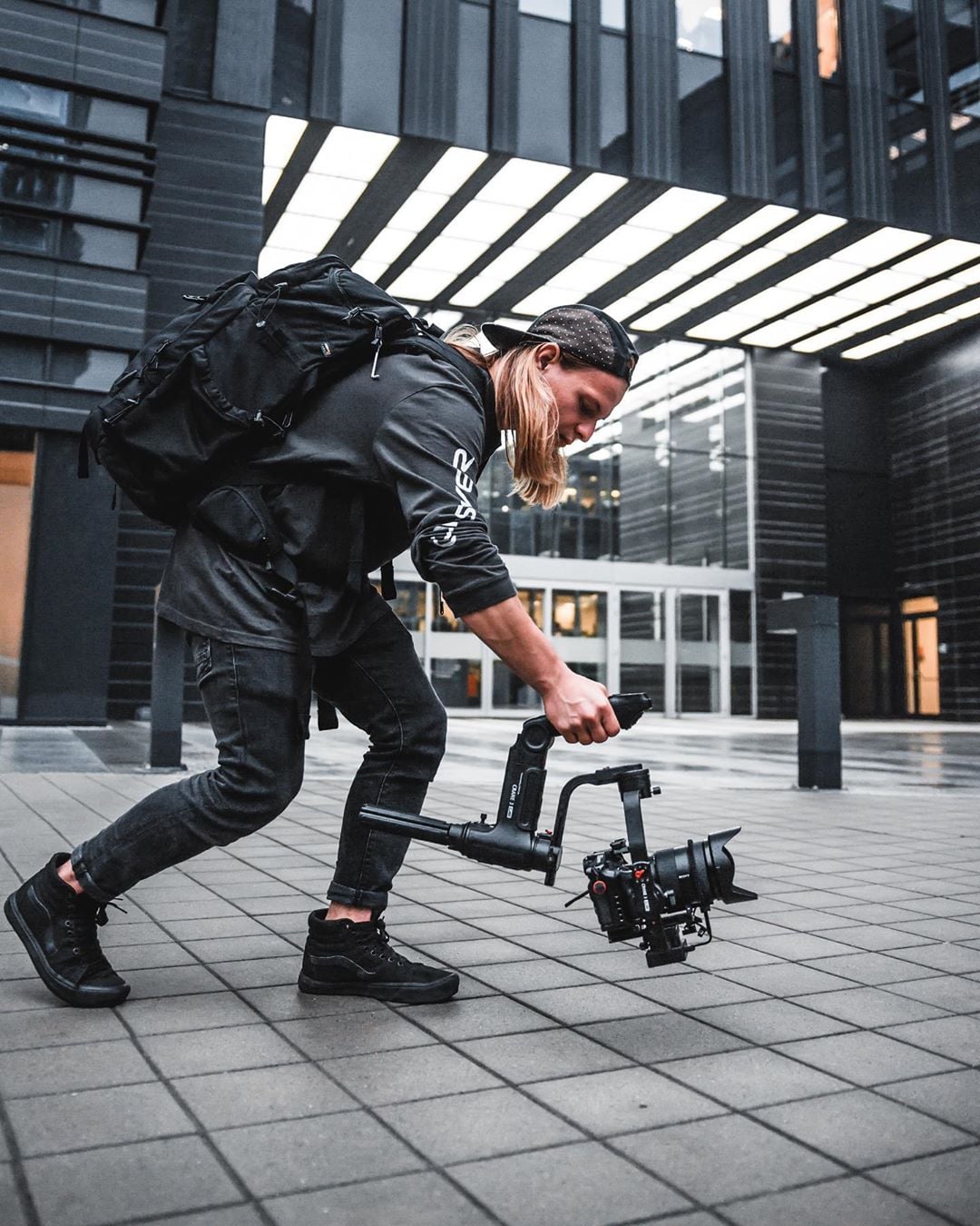 The Crane 3 LAB boasts a versatile and ergonomic structure. By holding the handle of the gimbal in a handy underslung position, this revolutionary form factor designed by Zhiyun makes our gimbals extremely effort-saving and flexible.