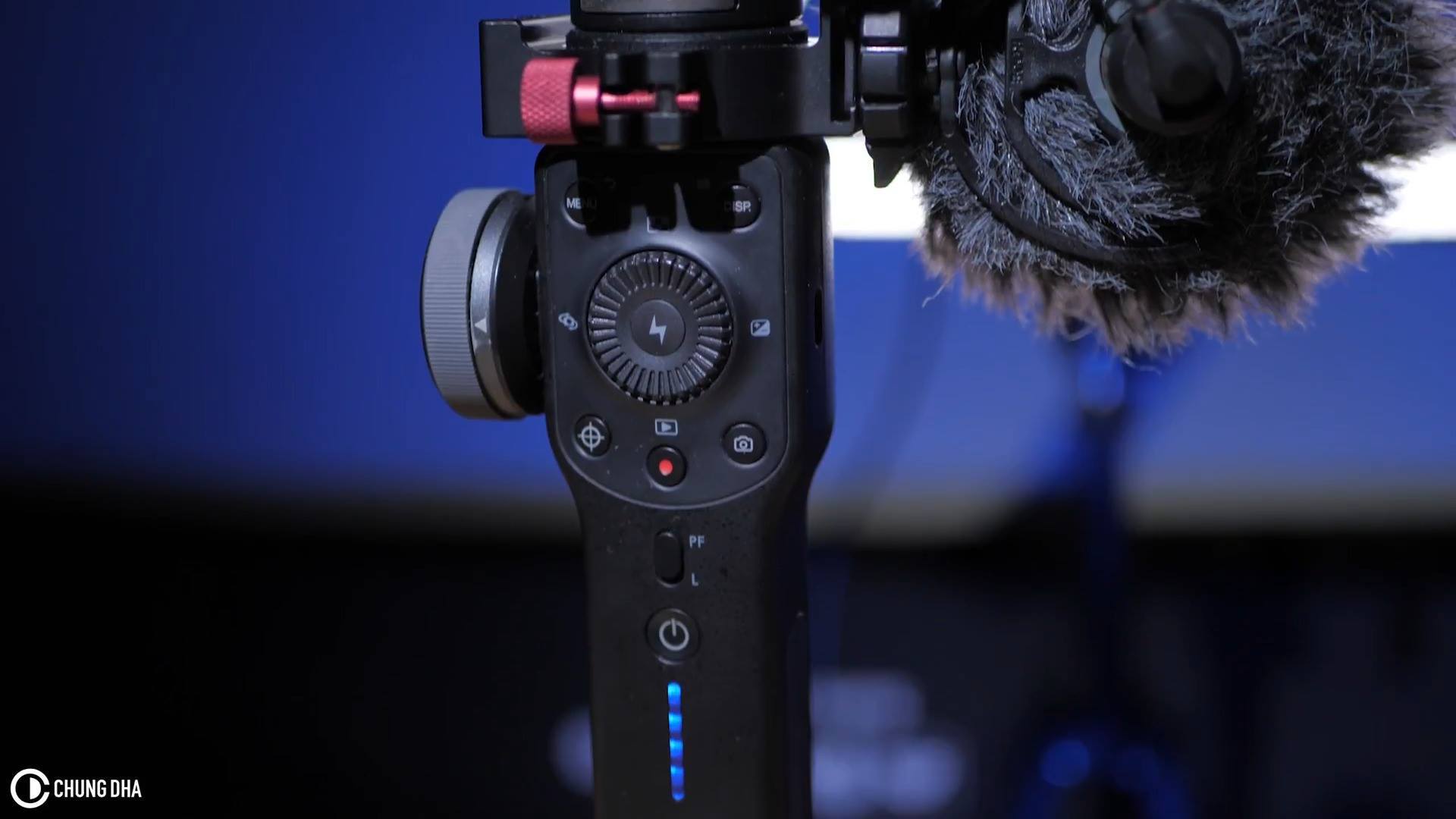 In this video @CChung Dha is showing us how to mount a microphone onto Zhiyun #Smooth4 as standard.