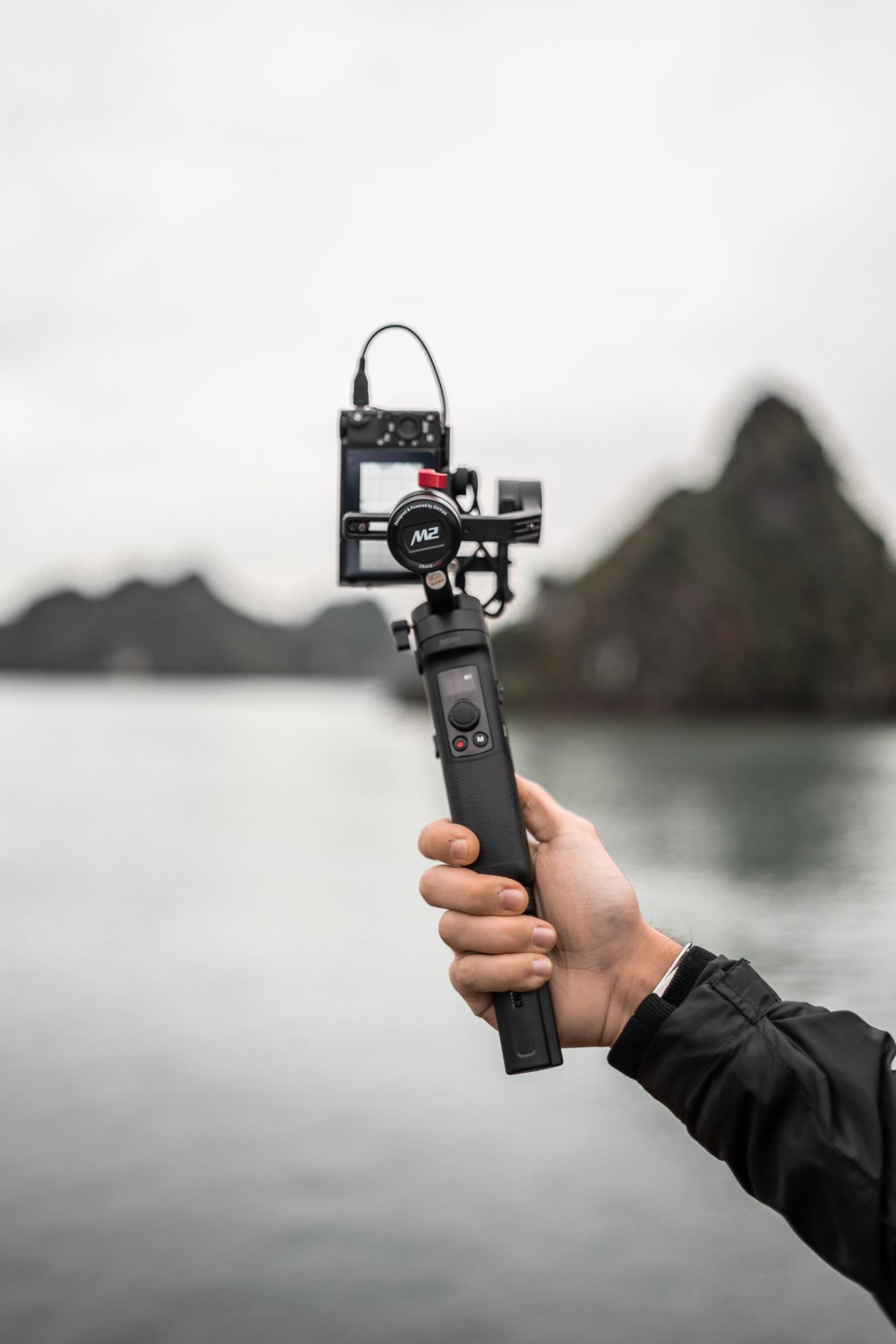 If you want a light gimbal for your mirroless camera and action camera, how about #ZhiyunCraneM2 😏